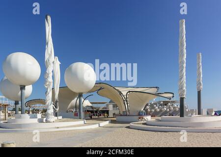 Popovka, distretto di Saki, Crimea - 10 settembre 2019: Oggetti d'arte futuristici della spiaggia di Z. City sulla costa del mare nero Foto Stock