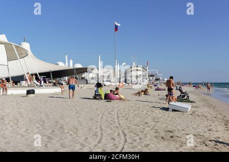 Popovka, distretto di Saki, Crimea - 10 settembre 2019: Persone sulla spiaggia di Z. City sulla costa del mare nero Foto Stock