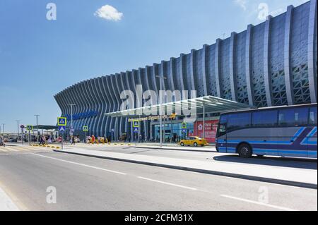 Simferopol, Crimea, Russia-13 settembre 2019: Edificio aeroportuale sotto forma di un'onda blu del mare. L'iscrizione sull'edificio 'Simferoll' Foto Stock