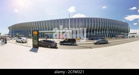 Simferopol, Crimea, Russia - 13 settembre 2019: Vista panoramica dell'edificio dell'aeroporto di Simferopol sotto forma di un'onda di mare blu. L'iscrizione sul Th Foto Stock