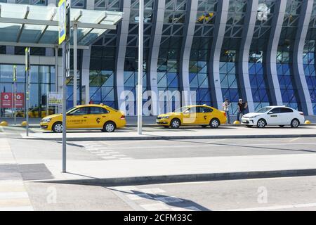 Simferopol, Crimea, Russia-13 settembre 2019: Taxi auto gialle parcheggiate nei pressi dell'aeroporto di Simferopol Foto Stock