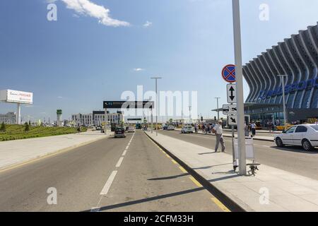 Simferopol, Crimea, Russia-13 settembre 2019: Strada vicino aeroporto Simferopol. Il Consiglio con il puntatore in lingua russa su Parking Foto Stock