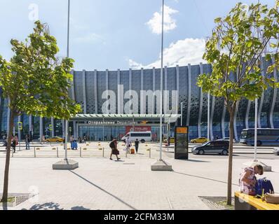 Simferopol, Crimea, Russia - 13 settembre 2019: Ingresso all'aeroporto Simferopol dal parcheggio. L'iscrizione sul palazzo ' dep Foto Stock