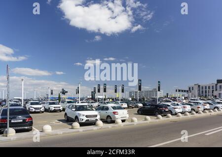 Simferopol, Crimea, Russia-13 settembre 2019: Ampio parcheggio vicino all'aeroporto di Aivazovsky Simferopol Foto Stock