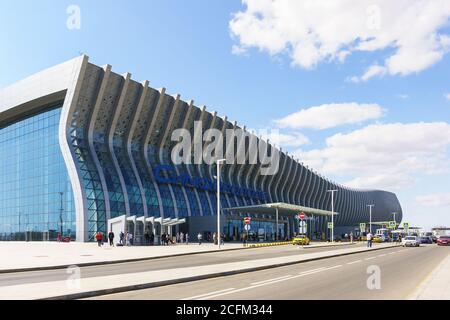 Simferopol, Crimea, Russia-13 settembre 2019: Bella architettura del nuovo edificio moderno dell'aeroporto di Simferopol sotto forma di un'onda di mare. Russo Foto Stock