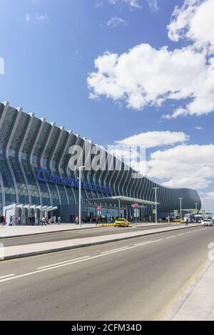 Simferopol, Crimea, Russia - 13 settembre 2019: Bella architettura del nuovo aeroporto Simferopol sotto forma di un'onda di mare. Russo testo ' Foto Stock