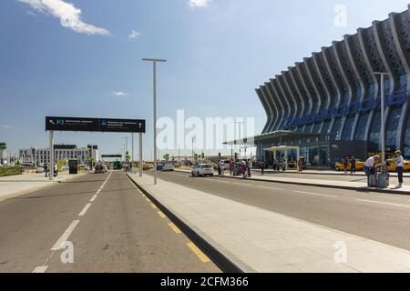 Simferopol, Crimea, Russia-13 settembre 2019: Strada vicino aeroporto Simferopol. Luogo di sbarco dei passeggeri. La scheda con il puntatore in Foto Stock