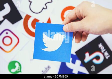 WROCLAW, POLONIA - 29 agosto 2020: La mano tiene il logo Twitter sopra altri simboli dei social media. Twitter è un microblogging americano e social networ Foto Stock