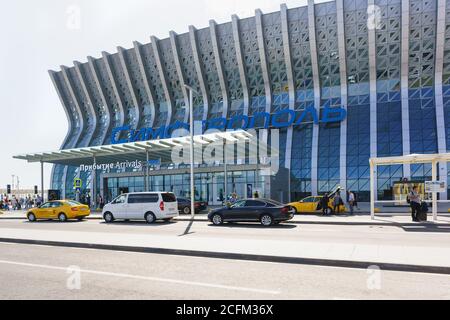 Simferopol, Crimea, Russia-13 settembre 2019: Iscrizione con il nome di ' Simferopol. Arrivo' all'edificio dell'aeroporto. Punto di uscita per arrivare in passe Foto Stock