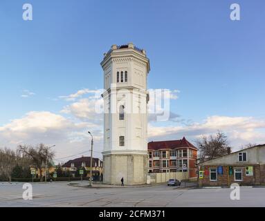 Feodosia, Crimea, Russia-10 marzo 2019: 'Piscina bianca' - una torre d'acqua attiva della fine del XIX secolo sulla collina Sarygolskaya a Feodosia, st Foto Stock