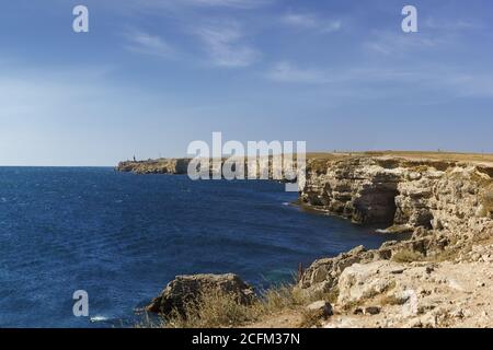 Tarkhankut, Crimea, Russia-11 settembre 2019: Vista dalla Coppa d'amore verso il campo di pesca nel parco di Atlesh. Colostro Tarhankut in Crimea Foto Stock