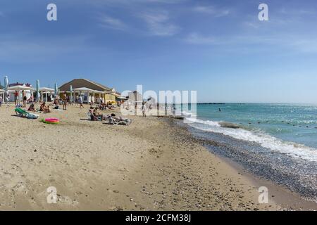 Yevpatoria, Crimea, Russia-12 settembre 2019: Nuova spiaggia alla periferia della città turistica. La sabbia bianca e la spiaggia dolcemente spiovente attraggono molto Foto Stock