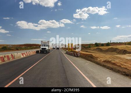 Costruzione della nuova autostrada Tavrida sul tratto tra Simferopol e Yevpatoria in Crimea. Segnale per un bypass a due livelli incompleto Foto Stock