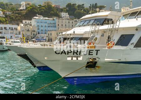 ISOLA DI CAPRI, ITALIA - 2019 AGOSTO: Traghetti passeggeri in porto sull'isola di Capri. Foto Stock