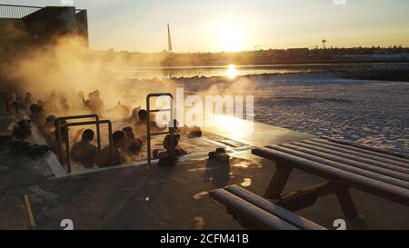 Spiaggia geotermica urbana a reykjavik in inverno. In inverno si nuota nella piscina all'aperto con acqua calda. Foto Stock
