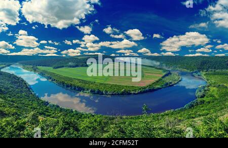 La molla Dnister paesaggio fluviale a Ternopil regione dell'Ucraina occidentale. Idillica vista da sopra con il cielo blu e nuvole bianche. Panorama Foto Stock