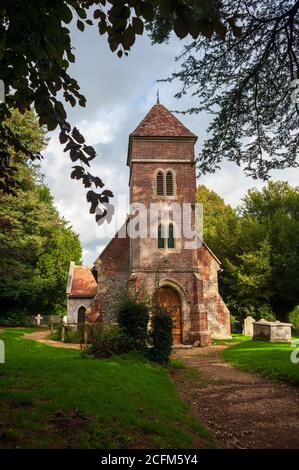 La chiesa di St Leonards del 13 ° secolo sorge su una collina nel villaggio rurale di Whitsbury, Hampshire, Regno Unito Foto Stock