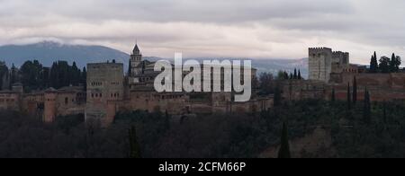 Castello e complesso Fortezza la Alhambra durante la notte a Granada, Andalusia, Spagna. Foto Stock