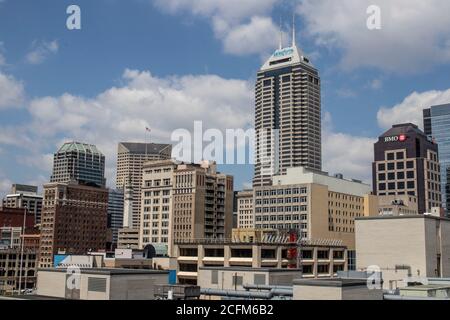 Indianapolis - circa 2020 luglio: Skyline del centro di Indy, incluse le torri Salesforce, BMO e Regions Bank. Indianapolis ospita l'Indy 500, Co Foto Stock