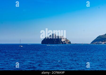 Italia, Campania, Ischia - 18 Agosto 2019 - Vista dal mare dell'isola di ​​the del castello aragonese di Ischia Foto Stock
