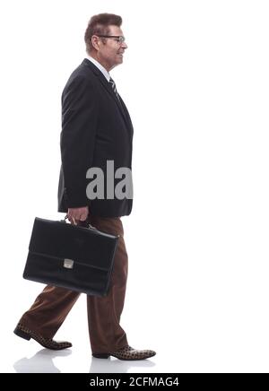 vista laterale. uomo d'affari riuscito con una valigetta di pelle che si fa avanti Foto Stock