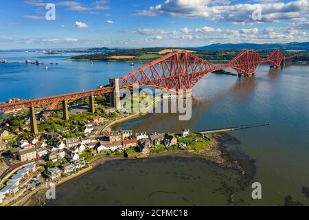 Vista aerea del North Queensferry e del Forth Rail Bridge, Fife, Scozia. Foto Stock