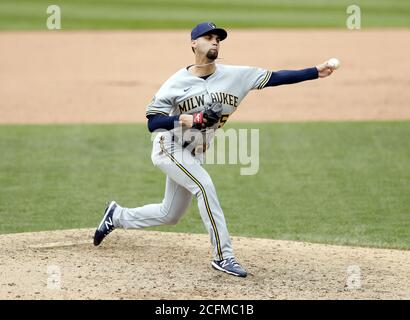 Cleveland, Stati Uniti. 06 settembre 2020. Milwaukee Brewers Alex Claudio (58) si è piazzato nel primo assottigliamento contro gli Indiani Cleveland al campo progressivo di Cleveland, Ohio, domenica 6 settembre 2020. Foto di Aaron Josefczyk/UPI Credit: UPI/Alamy Live News Foto Stock