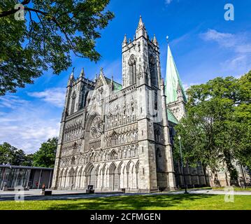 La famosa cattedrale norvegese Nidarosdomen, in una bella giornata estiva a Trondheim Foto Stock