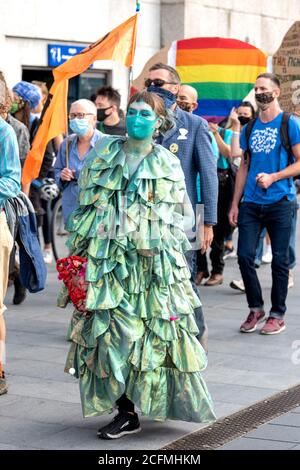 Durante la manifestazione prende parte un protestore vestito per rappresentare l'inquinamento degli oceani.i gruppi di Extinction Rebellion Marine, Ocean Rebellion, ‘sestinzione della vita marina e la ribellione animale hanno marciato a Londra in una «marcia del dolore socialmente distanziata» per chiedere protezione agli oceani e per protestare contro l’inazione governativa globale per salvare i mari a causa del crollo del clima e dell’interferenza umana; e la perdita di vite, case e mezzi di sussistenza a causa dell'aumento del livello del mare. Foto Stock