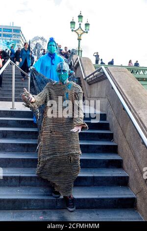 Durante la manifestazione prende parte un protestore vestito per rappresentare l'inquinamento degli oceani.i gruppi di Extinction Rebellion Marine, Ocean Rebellion, ‘sestinzione della vita marina e la ribellione animale hanno marciato a Londra in una «marcia del dolore socialmente distanziata» per chiedere protezione agli oceani e per protestare contro l’inazione governativa globale per salvare i mari a causa del crollo del clima e dell’interferenza umana; e la perdita di vite, case e mezzi di sussistenza a causa dell'aumento del livello del mare. Foto Stock