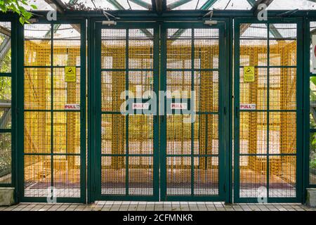 Ingresso al parco ornitologico dalle porte di tipo gateway. Foto Stock