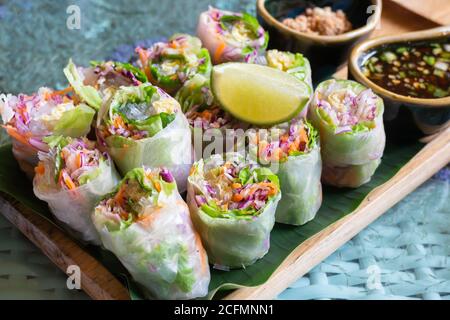 Servendo dei panini freschi sani di primavera, foto di stock Foto Stock