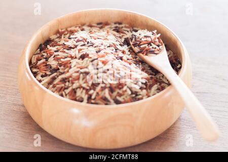 Secchi organici Multi chicco di riso nel recipiente di legno, stock photo Foto Stock