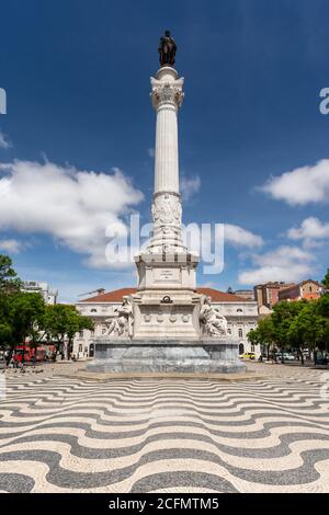 Splendida vista su un motivo ondulato fatto di pietre portoghesi sulla piazza pubblica nel centro di Lisbona, Portogallo Foto Stock