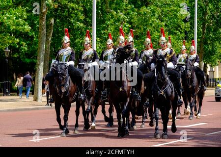 Horse Guards sfilano lungo il Mall durante il Cambio della Guardia a Buckingham Palace, Londra, Regno Unito Foto Stock