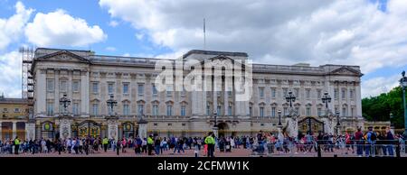 Folle di turisti fuori Buckingham Palace, Londra, Regno Unito Foto Stock