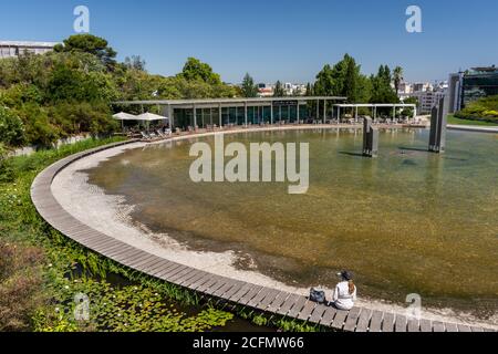 Splendida vista sul lago con giardino rotondo nel centro di Lisbona, Portogallo Foto Stock