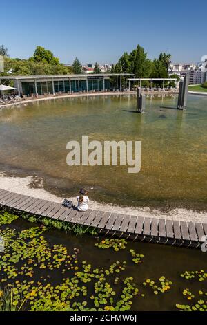 Splendida vista sul lago con giardino rotondo nel centro di Lisbona, Portogallo Foto Stock