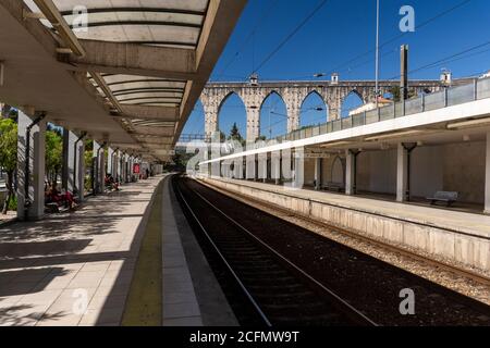 Splendida vista sul vecchio grande acquedotto storico nel centro di Lisbona, Portogallo Foto Stock