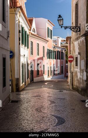 Strada turistica nella storica città estiva di Cascais, vicino a Lisbona, Portogallo Foto Stock