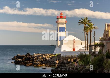 Splendida vista sul faro fronte oceano di Cascais, vicino a Lisbona, Portogallo Foto Stock