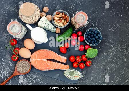 Keto dieta ingredienti alimentari. Alimentazione sana cibo basso keto keto chetogenico dieta pasto piano grasso proteico. Disposizione piatta. Spazio di copia. Foto Stock