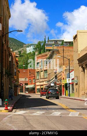 Strada principale nella vecchia Bisbee circondata dalle Mule Mountains In Arizona sud-occidentale Foto Stock