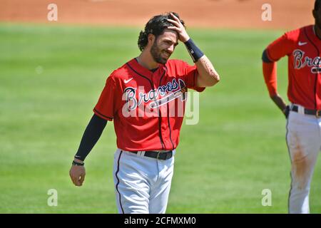 Atlanta, Georgia, Stati Uniti. 06 settembre 2020. Braves shortstop Dansby Swanson torna verso il dugout prima dell'inizio del quarto assottigliamento di una partita di MLB contro i cittadini al Truist Park di Atlanta, Georgia. Austin McAfee/CSM/Alamy Live News Foto Stock