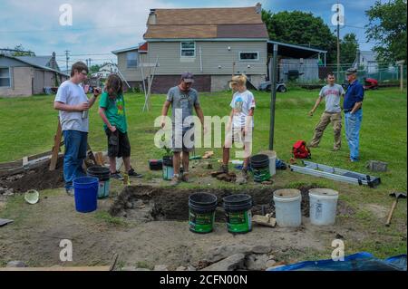 HAZLETON, PA - GIUGNO 30: Da sinistra, Adam Yeager, Jonathan Nick, Justin Uehlein, uno studente e Mike Roller lavoro al sito di uno scavo archeologico come Foto Stock
