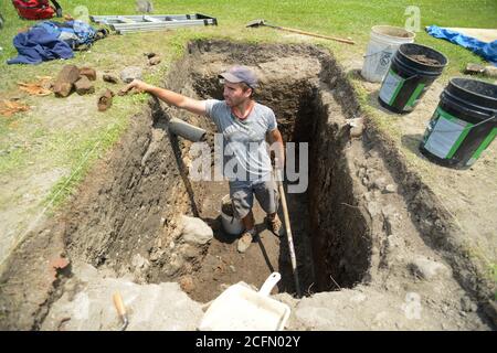 HAZLETON, PA - 30 GIUGNO: Justin Uehlein lavora nel sito di uno scavo archeologico 30 giugno 2014 a Hazleton, Pennsylvania. Il team sta guardando attraverso Foto Stock