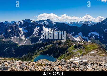 Il lago Doubtful si vede dal campo di Ghiacciaio di Sahale su Sahale Arm, North Cascades National Park, Washington state, USA Foto Stock