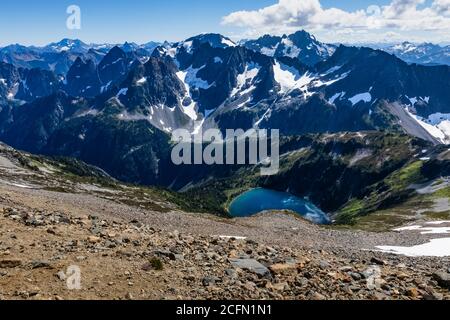 Il lago Doubtful si vede dal campo di Ghiacciaio di Sahale su Sahale Arm, North Cascades National Park, Washington state, USA Foto Stock