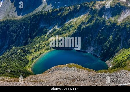 Il lago Doubtful si vede dal campo di Ghiacciaio di Sahale su Sahale Arm, North Cascades National Park, Washington state, USA Foto Stock