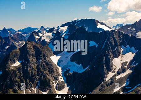 Spettacolare paesaggio montano delle Cascate del Nord visto dal campo di Ghiacciaio di Sahale su Sahale Arm, North Cascades National Park, Washington state, USA Foto Stock